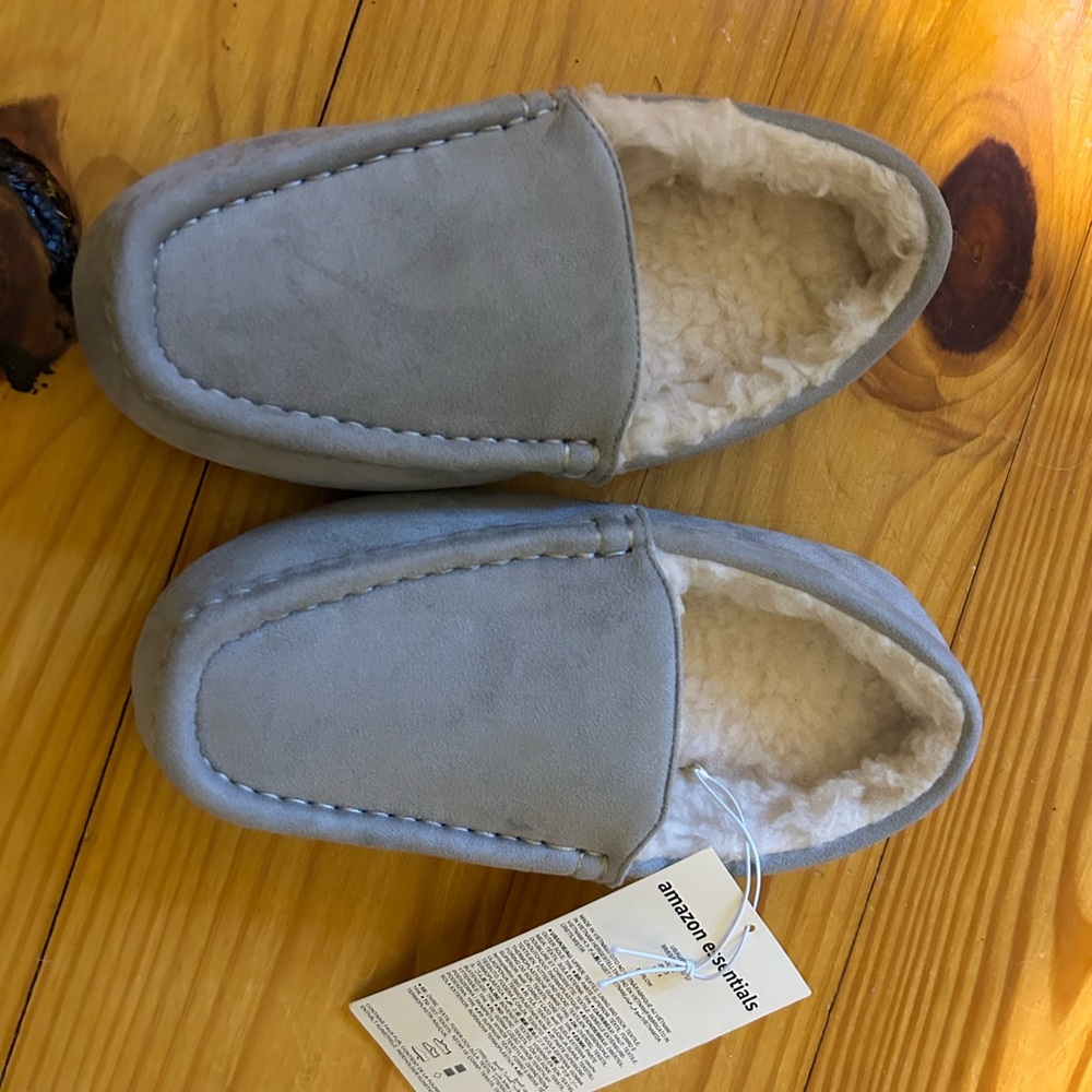 NWT essentials slippers Size 6